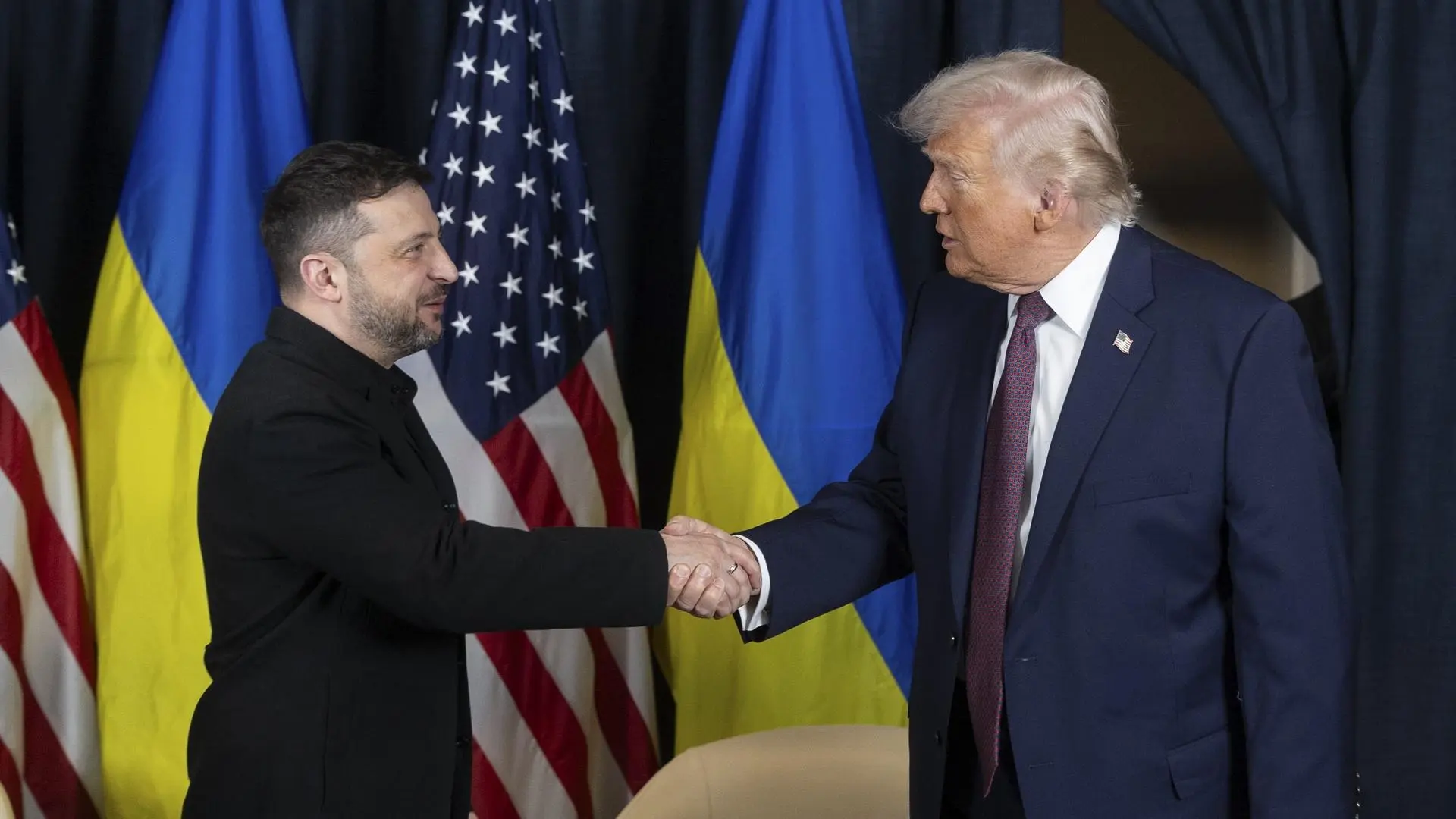 Zelenski arranca de Trump un compromiso de seguridad 'al estilo OTAN' y anuncia una cumbre trilateral a la que asistirá Rusia