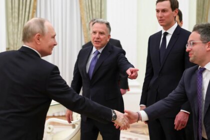 Rusia y Ucrania negocian sobre el fin de la guerra en una reunión a tres con Estados Unidos en Abu Dabi