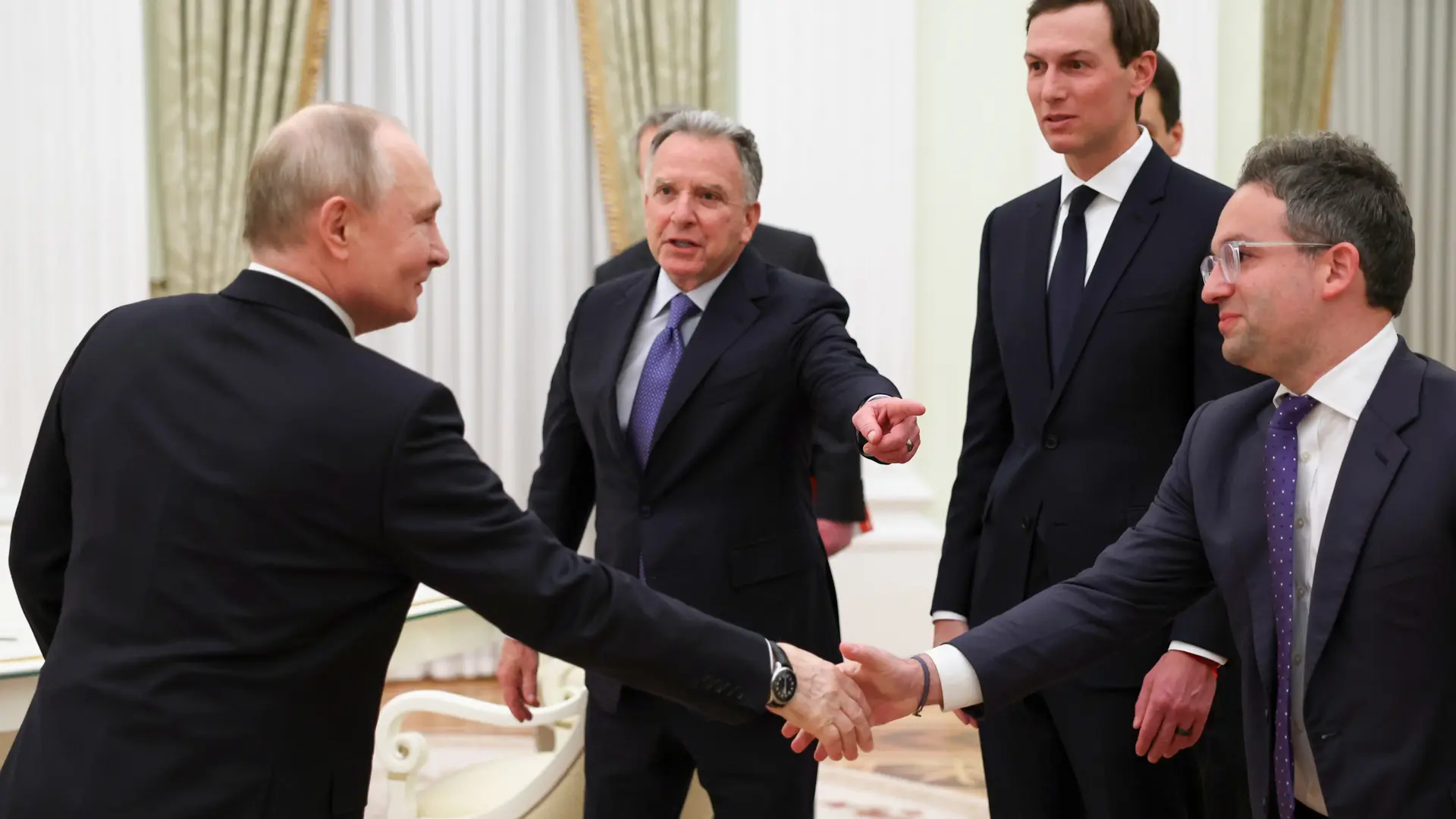 Rusia y Ucrania negocian sobre el fin de la guerra en una reunión a tres con Estados Unidos en Abu Dabi
