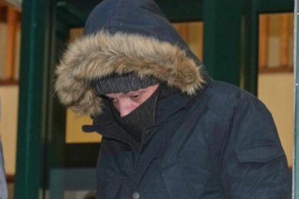 Un exconcejal británico se declara culpable de drogar y violar a su mujer durante 13 años