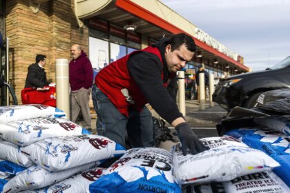 Una peligrosa tormenta invernal amenaza a Estados Unidos: 14 estados en emergencia, vuelos cancelados, desabastecimiento...
