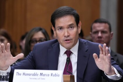 Rubio asegura que mantiene "conversaciones directas y respetuosas" con Delcy Rodríguez