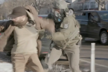 Un nuevo vídeo muestra un forcejeo entre Pretti y los agentes del ICE 11 días antes de su asesinato: "Lo tiraron con mucha fuerza"