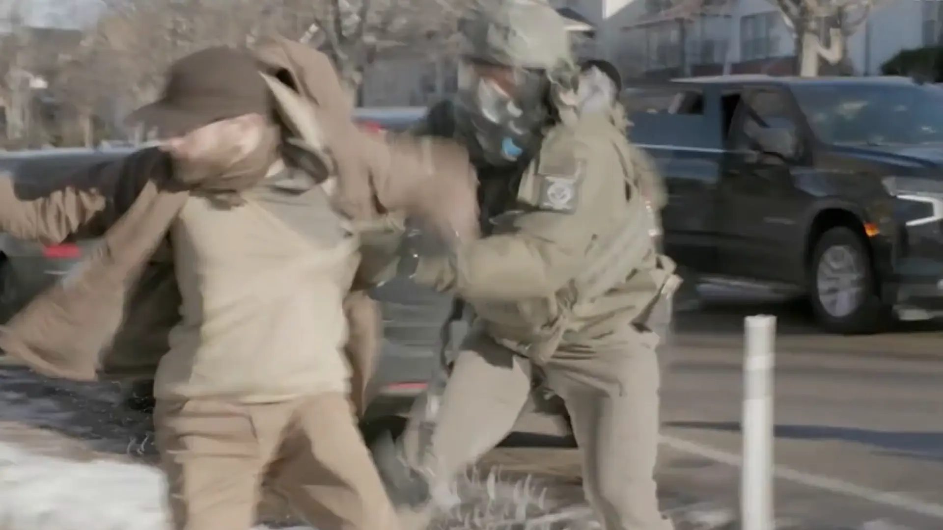 Un nuevo vídeo muestra un forcejeo entre Pretti y los agentes del ICE 11 días antes de su asesinato: "Lo tiraron con mucha fuerza"