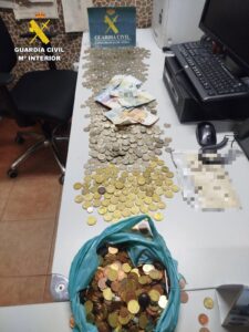 Dos detenidos por un robo con fuerza en un establecimiento