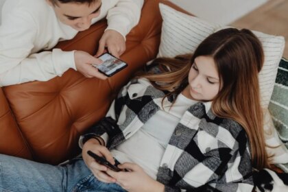 Los diputados franceses aprueban prohibir las redes sociales a menores de 15 años