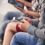 Tres hermanas de 12, 14 y 16 años se suicidan en la India después de que sus padres les prohibieran usar el teléfono móvil