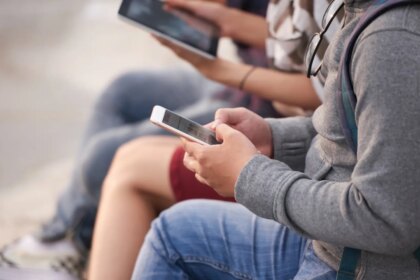 Tres hermanas de 12, 14 y 16 años se suicidan en la India después de que sus padres les prohibieran usar el teléfono móvil