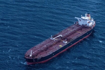 Bruselas pone el foco en la 'flota fantasma' de Rusia, bancos y exportaciones