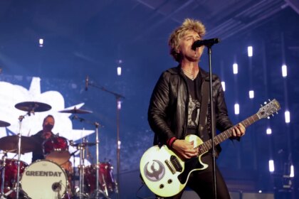 Green Day calienta el ambiente horas antes de la Super Bowl con un mensaje al ICE: "Deja tu trabajo de mierda"