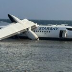 Milagro en Somalia: un avión se estrella en una playa sin causar víctimas mortales