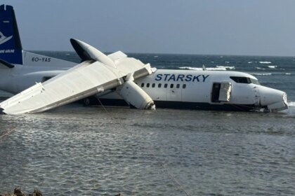 Milagro en Somalia: un avión se estrella en una playa sin causar víctimas mortales