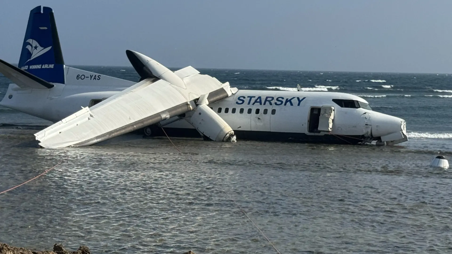 Milagro en Somalia: un avión se estrella en una playa sin causar víctimas mortales