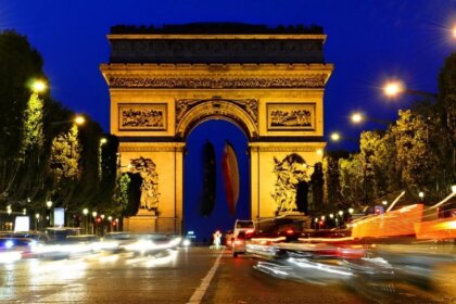 Muere el hombre que ha intentado atacar a gendarmes en el Arco del Triunfo de París