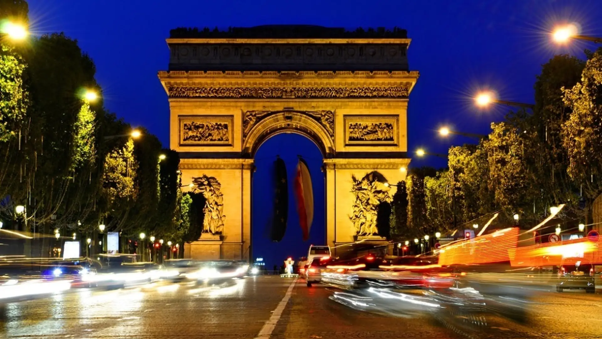 Muere el hombre que ha intentado atacar a gendarmes en el Arco del Triunfo de París