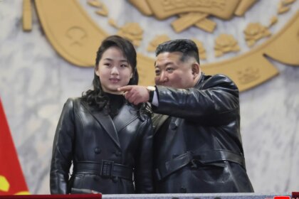La hija adolescente de Kim Jong-un acude a un desfile militar y refuerza su perfil como sucesora en Corea del Norte