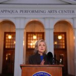 Quejas de Hillary Clinton tras la audiencia por el caso Epstein: los congresistas también le preguntaron por los ovnis y el 'Pizzagate'