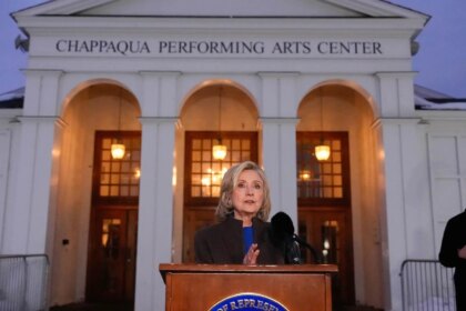 Quejas de Hillary Clinton tras la audiencia por el caso Epstein: los congresistas también le preguntaron por los ovnis y el 'Pizzagate'