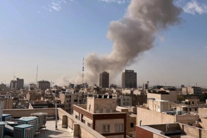 EEUU e Israel atacan Irán, en directo | Ataque masivo de EEUU e Israel a Irán, su régimen y su programa nuclear: Teherán contraataca y promete "fuerte" venganza