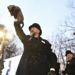 Día de la Marmota, en directo | Phil sale de su madriguera para predecir si la primavera llegará pronto o será un invierno largo