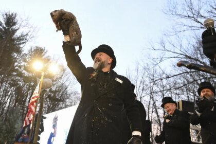 Día de la Marmota, en directo | Phil sale de su madriguera para predecir si la primavera llegará pronto o será un invierno largo