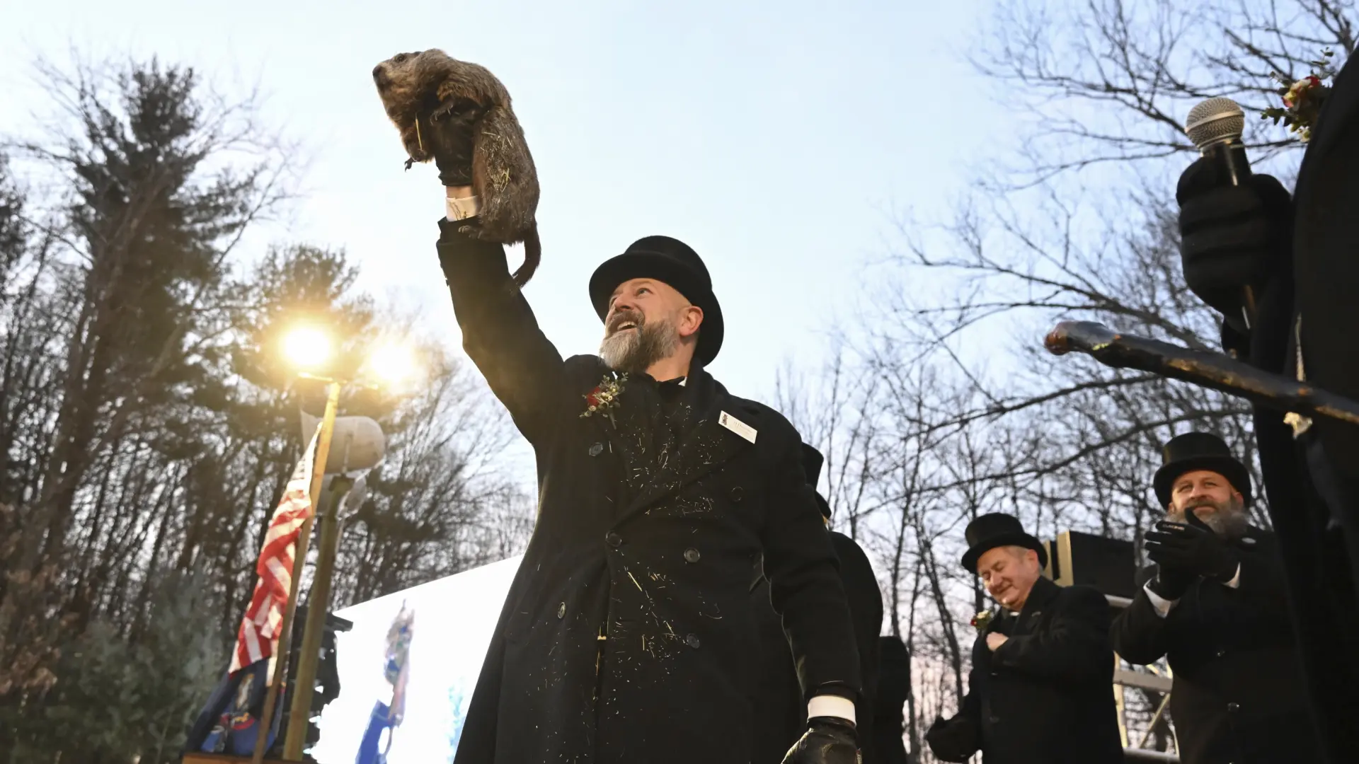 Día de la Marmota, en directo | Phil sale de su madriguera para predecir si la primavera llegará pronto o será un invierno largo
