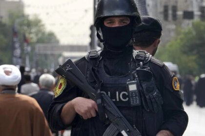 Condenada a diez años de cárcel una pareja británica arrestada en Irán cuando daba una vuelta al mundo en moto