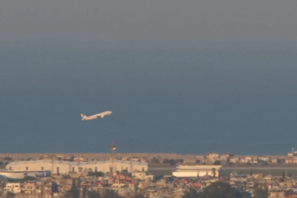 Así ha sido el despegue de un avión comercial entre humo y explosiones en Beirut