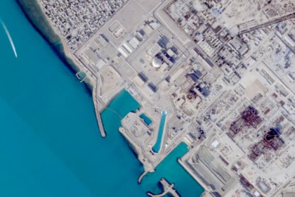 Un proyectil alcanza una central nuclear iraní y la OIEA pide "máxima contención" para evitar un accidente