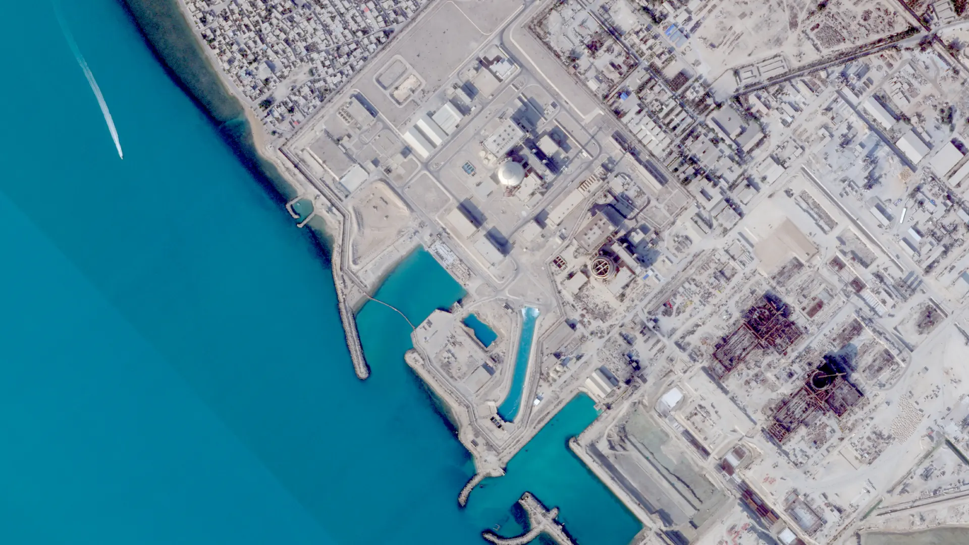 Un proyectil alcanza una central nuclear iraní y la OIEA pide "máxima contención" para evitar un accidente