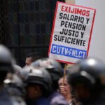 Maestros, sanitarios, funcionarios y jubilados protestan en Venezuela para exigir la subida del salario mínimo, que se sitúa en 0,24 euros