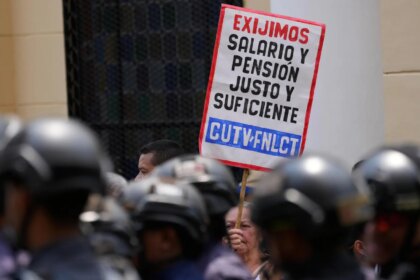 Maestros, sanitarios, funcionarios y jubilados protestan en Venezuela para exigir la subida del salario mínimo, que se sitúa en 0,24 euros