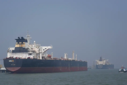 Irán ataca un "super petrolero" de Kuwait completamente cargado en el puerto de Dubái
