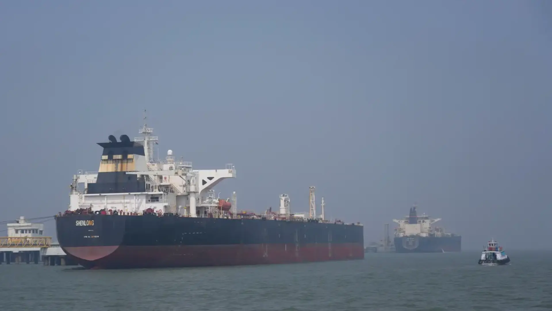 Irán ataca un "super petrolero" de Kuwait completamente cargado en el puerto de Dubái