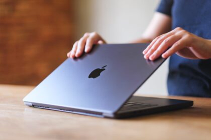 El gran mito de la batería: ¿es mejor usar la laptop sin cargador?