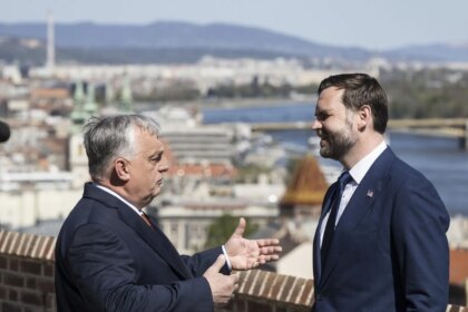 Vance arropa a Orbán para "ayudarle" a ganar las elecciones en pleno órdago del primer ministro húngaro a la UE