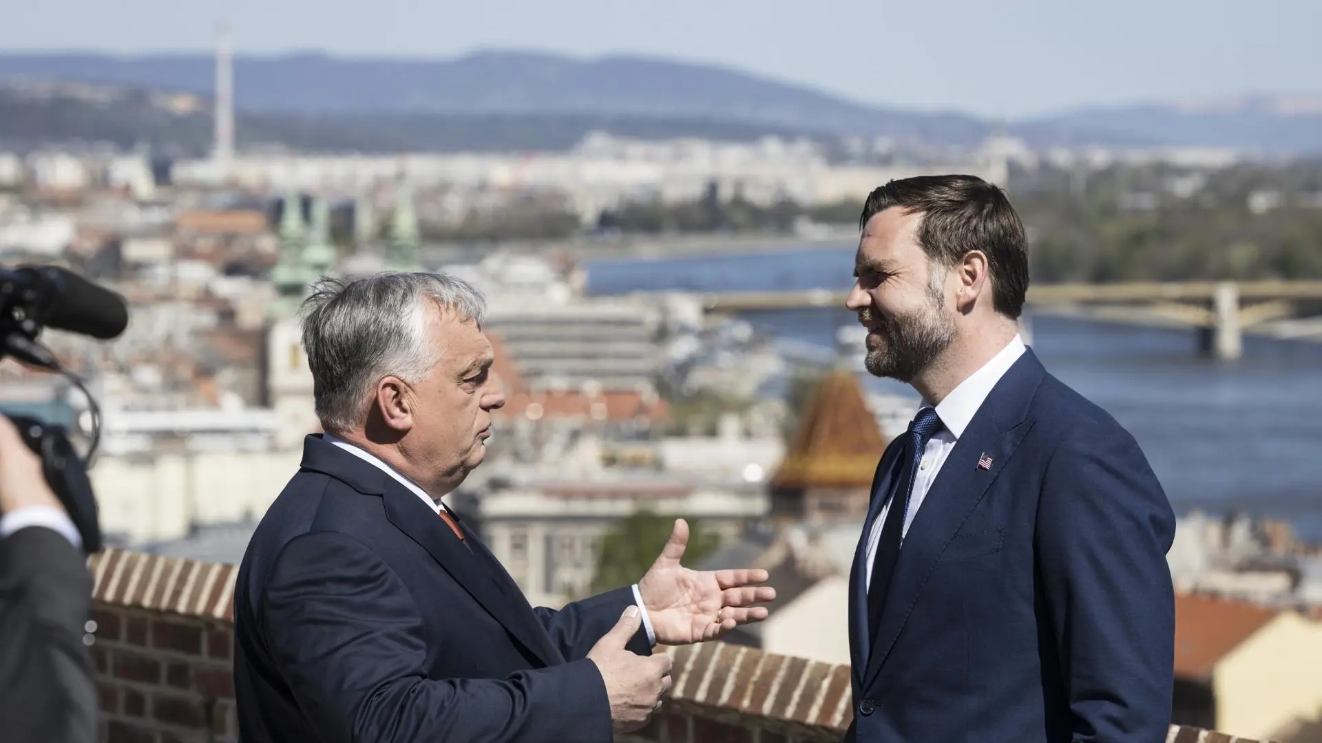 Vance arropa a Orbán para "ayudarle" a ganar las elecciones en pleno órdago del primer ministro húngaro a la UE