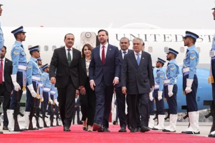 Guerra en Irán, en directo | Comienzan las conversaciones entre máxima tensión: Trump llama "perdedor" y "estado fallido" a Irán