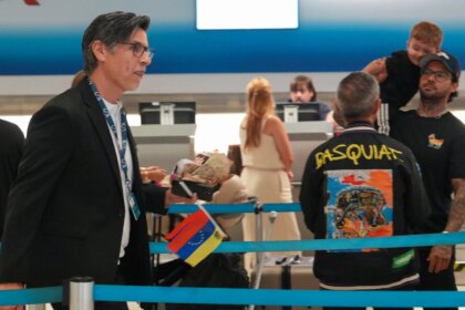Aterriza en Miami el primer vuelo desde Venezuela en siete años y reabre una ruta clave
