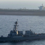 Barco mercante navegando por el estrecho de Ormuz