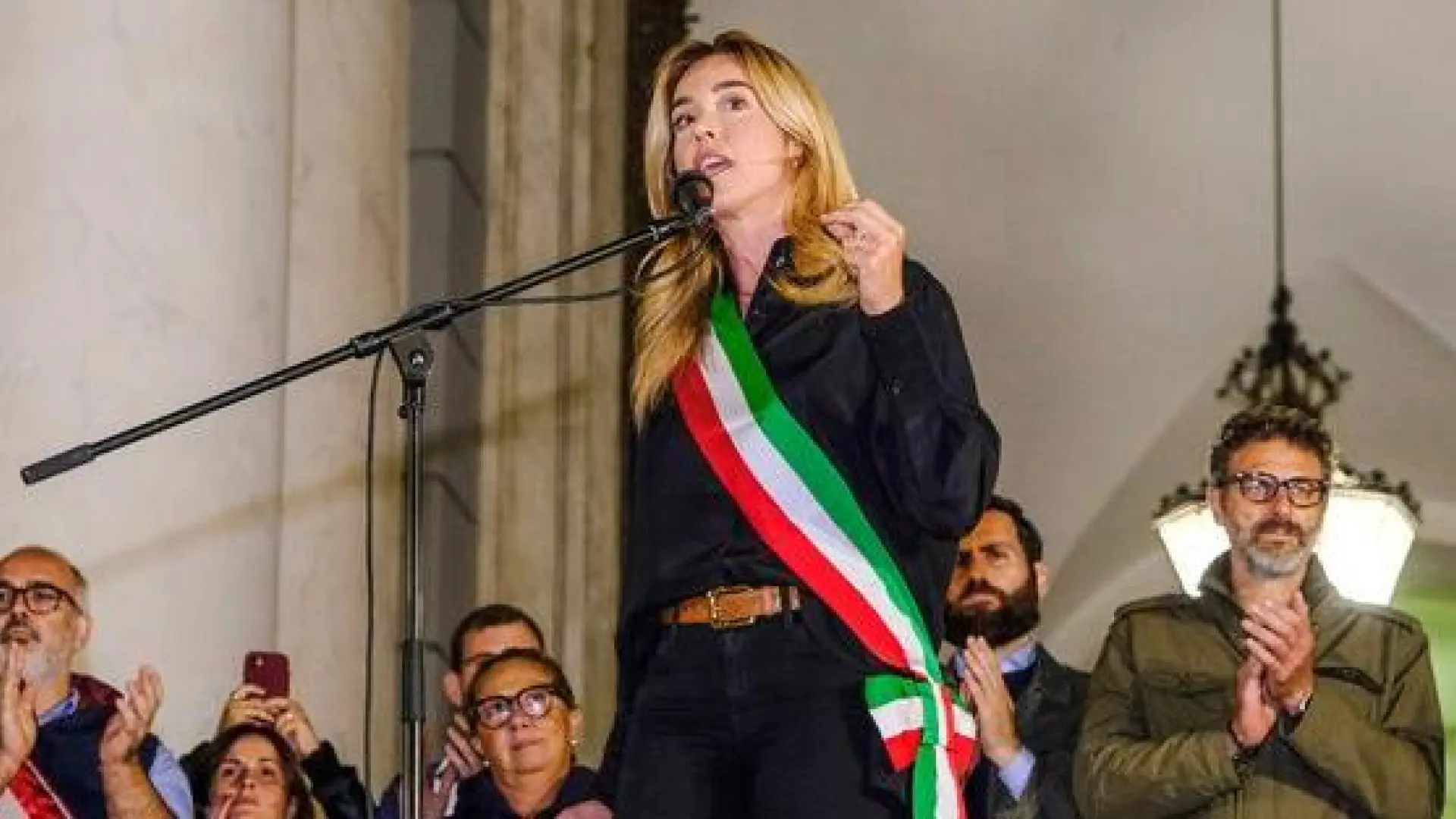 Silvia Salis, ex lanzadora de martillo olímpica sonriendo en un acto público.