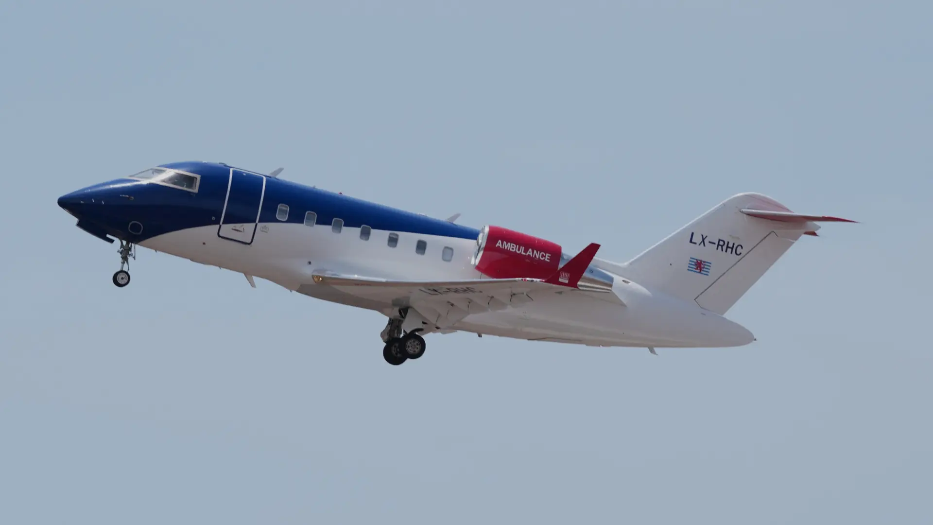 Avión medicalizado en pista de aterrizaje en Gran Canaria con pacientes de hantavirus