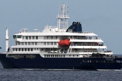 Imagen del crucero MV Hondius en el mar, con personal sanitario preparado para atender posibles casos de hantavirus