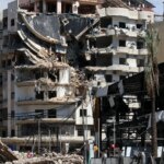 Soldados israelíes en una zona de conflicto, con Beirut al fondo