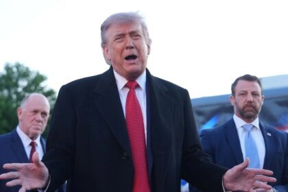 Trump y ejecutivos estadounidenses en una imagen de viaje oficial a China