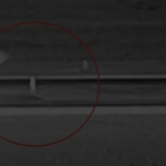 Imagen de un avión en una pista de aterrizaje con luces de emergencia
