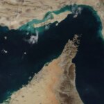 Imagen de una embarcación en el estrecho de Ormuz con bandera iraní