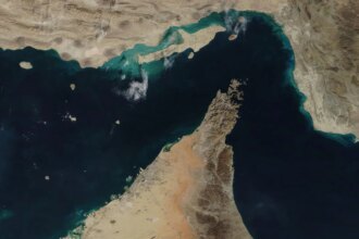 Imagen de una embarcación en el estrecho de Ormuz con bandera iraní