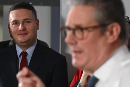 Wes Streeting, ex ministro de Salud del Reino Unido, en una comparecencia pública