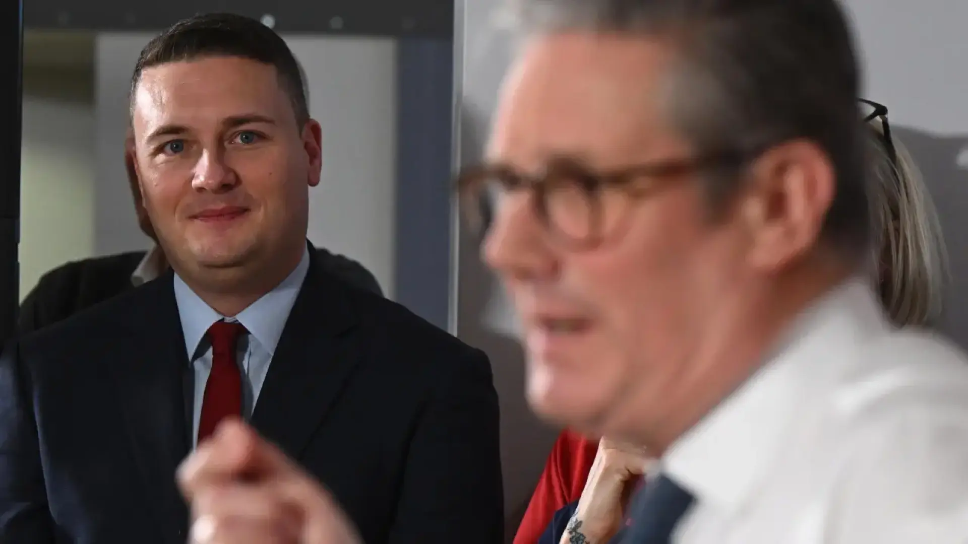 Wes Streeting, ex ministro de Salud del Reino Unido, en una comparecencia pública